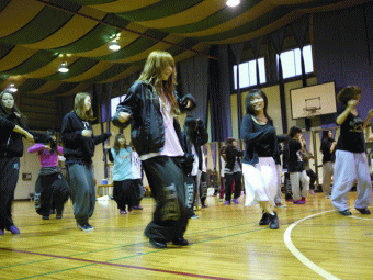 ダンス合宿は、苗場スキー場ホテルエフのダンスホール